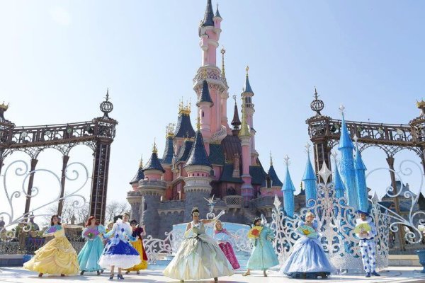 disneyland-paris-attraction-theatre-du-chateau-l-etincelante-valse-des-princesses-une-valse-de-conte-de-fees-avec-les-pr